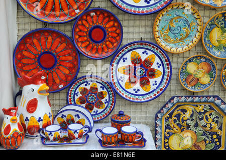 Typische bemalte hell sizilianische Keramik außerhalb einer Galerie Taormina Sizilien Italien Stockfoto