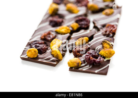 Gourmet Pistazien Kirsche Schokoriegel auf weißem Hintergrund. Stockfoto