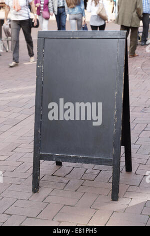 leere Tafel Straße Werbeschild mit unkenntlich Fußgänger im Hintergrund Stockfoto