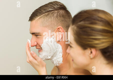 Frau Freund Gesicht Rasierschaum aufsetzen Stockfoto