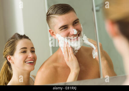 Frau Freund Gesicht Rasierschaum aufsetzen Stockfoto