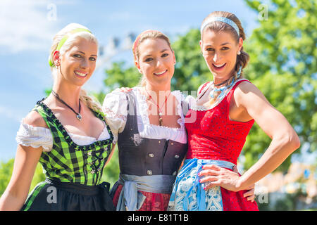 Frauen Freunde Bayerischer Messebesuch in Tracht oder Dirndl Stockfoto