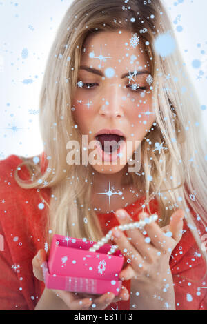 Zusammengesetztes Bild schockiert Frau entdecken Halskette in einer Geschenkbox geliefert Stockfoto