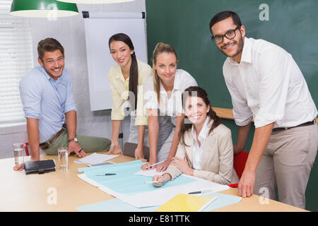 Architektenteam Blaupausen zu studieren, während eines Meetings Stockfoto