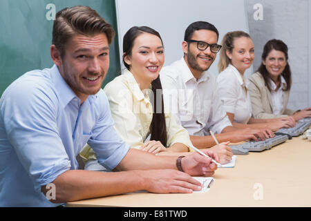 Business Team fünf Personen Blick in die Kamera und lächelnd Stockfoto