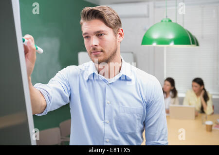 Fokussiert auf Whiteboard Marker schreibendes Geschäftsmann Stockfoto