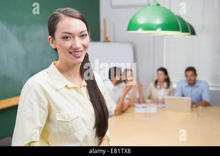 Lächelnde Geschäftsfrau führt das Treffen Stockfoto