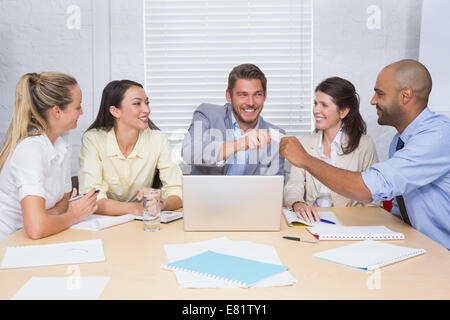 Geben eine Kreditkarte zu seinem Kollegen Geschäftsmann Stockfoto