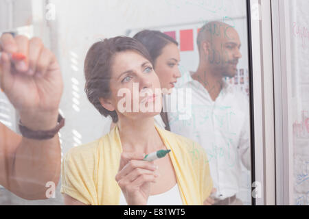 Konzentrierte sich Business-Team an Bord gemeinsam schreiben Stockfoto