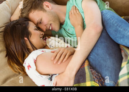 Süßes Paar kuscheln auf couch Stockfoto