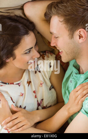 Süßes Paar kuscheln auf couch Stockfoto