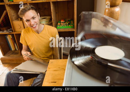 Junger Mann, Blick auf seine Vinyl-Sammlung Stockfoto