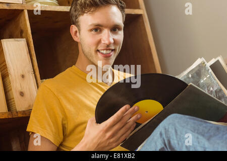 Junger Mann, Blick auf seine Vinyl-Sammlung Stockfoto