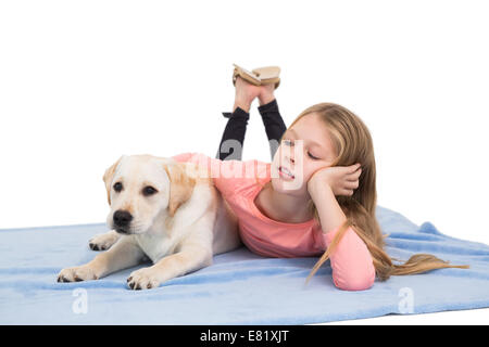 Glückliche kleine Mädchen mit ihrem Hund Stockfoto