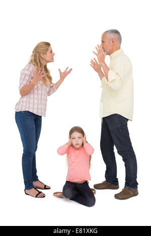 Eltern, die neben ihrer Tochter verärgert streiten Stockfoto