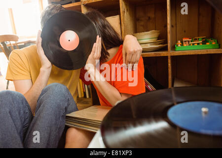 Junges Paar Vinyl-Schallplatte anhören Stockfoto