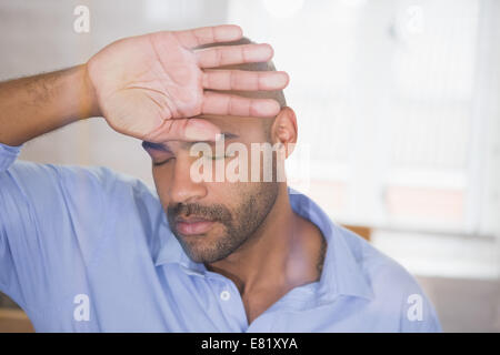 Besorgt Geschäftsmann mit geschlossenen Augen Stockfoto