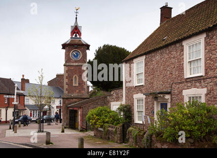 Großbritannien, England, Somerset, Nether Stowey, Königin Victoria Silver Jubilee Glockenturm über dem alten Dorf Karzer Stockfoto