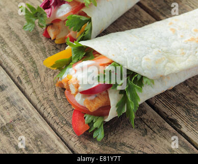 Tortilla wraps mit Huhn, Knoblauch-Sauce und frischem Gemüse Stockfoto