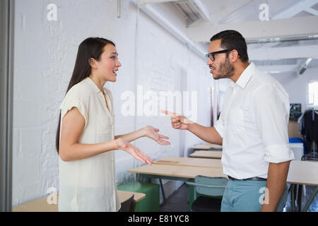 Lässige Geschäftskollegen im argument Stockfoto