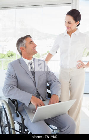 Behinderten Geschäftsmann in Zusammenarbeit mit partner Stockfoto