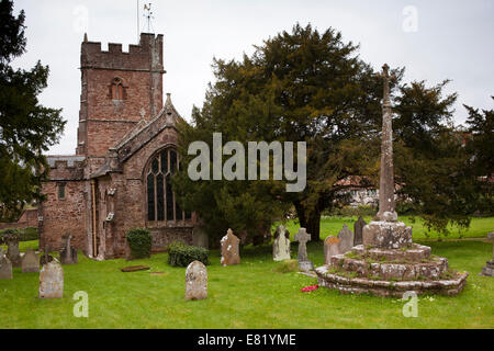 Großbritannien, England, Somerset, Bicknoller, St.-Georgs-Kirche, Kirchhof Kreuz Stockfoto