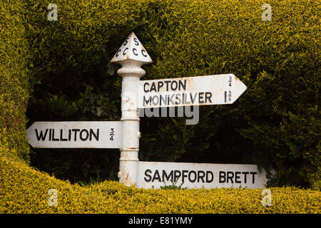 Großbritannien, England, Somerset, Sampford Brett, Dorfstraße Zeichen eingeschlossen in Formschnitt-Hecke Stockfoto