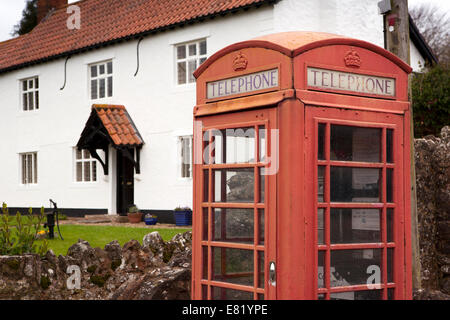 Großbritannien, England, Somerset, Sampford Brett Dorf K6 rote Telefonzelle Stockfoto