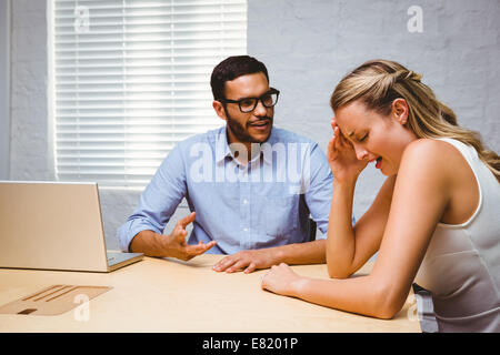 Lässige Kollegen in einem Argument am Schreibtisch Stockfoto