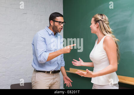 Lässige Geschäftskollegen in einem argument Stockfoto