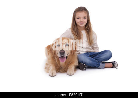 Mädchen sitzen neben ihr Haustier Hund Stockfoto