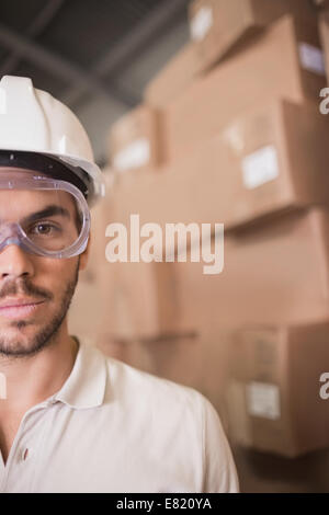 Nahaufnahme des Arbeiters harter Hut im Lager Stockfoto