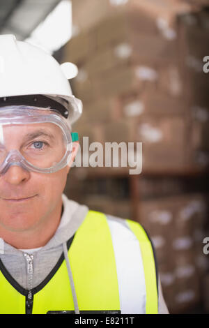 Arbeiter tragen Schutzhelm im Lager Stockfoto