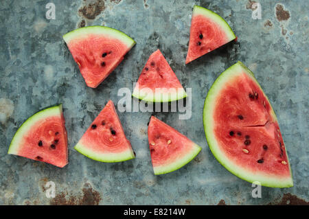 Frische Wassermelone in Dreiecke auf alten Metal Brett geschnitten Stockfoto