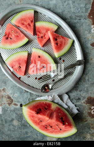 Wassermelone Stücke geschnitten im Dreieck auf einem Tablett Stockfoto