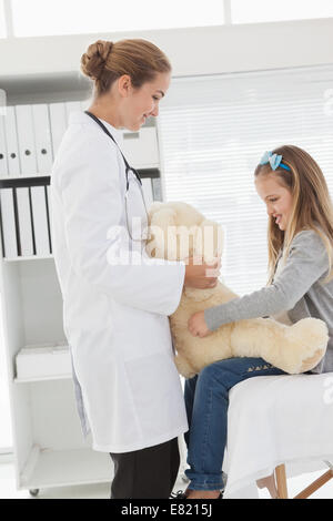 Arzt einem Patienten geben ein ausgestopfter Bär Stockfoto