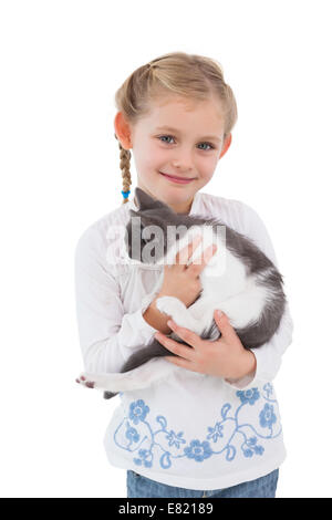 Lächelndes Mädchen mit ihrem niedlichen Kätzchen Stockfoto