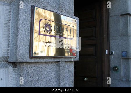 Eingang zum Royal United Services Institute (RUSI) Think Tank auf Whitehall in London, am Dienstag, 4. März 2014. Stockfoto