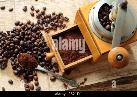 Alte Kaffeemühle mit frisch gemahlenen Kaffeebohnen Stockfoto