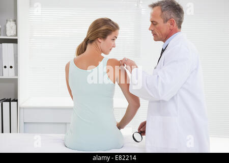 Arzt untersucht eine Patienten-Schulter Stockfoto