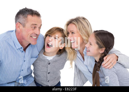 Glückliche Familie mit zwei Kindern Lächeln und Umarmungen Stockfoto