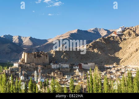 Leh-Palast und ein Blick auf das Dorf in Ladakh, Indien Stockfoto