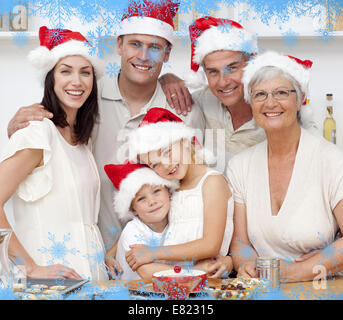 Lächelnd Familie Weihnachten Kuchen backen Stockfoto