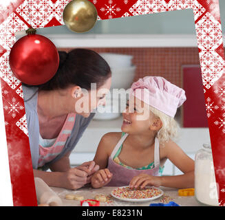 Schöne Mutter und ihre Tochter in einer Küche Backen Stockfoto