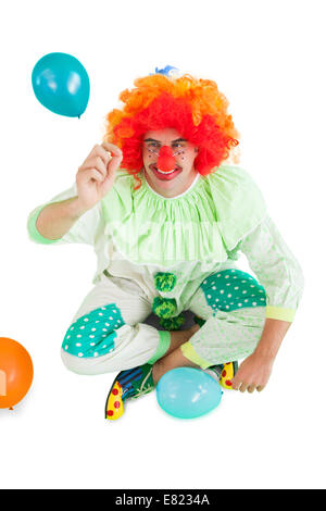 Lustiger Clown haltende Hand oben Stockfoto