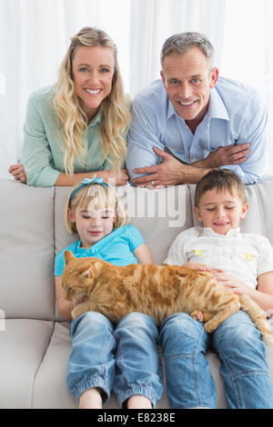 Nette Familie Entspannung zusammen auf der Couch mit ihrer Katze Stockfoto