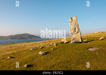 Clach Mhic Leoid oder MacLeod Stein auf der West Küste von South Harris mit der Insel z. im Hintergrund. Stockfoto