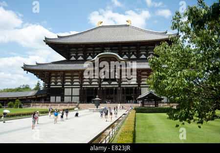 Todaiji Tempel ist einer der bekanntesten und historisch bedeutende Japans Tempel und ein Wahrzeichen von Nara. Es ist der weltweit größte hölzerne Struktur. Stockfoto