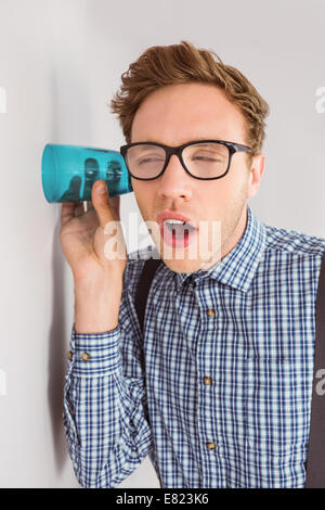 Geeky Geschäftsmann Abhören mit Tasse Stockfoto