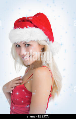 Glückliche junge Frau trägt Weihnachtsmütze Stockfoto